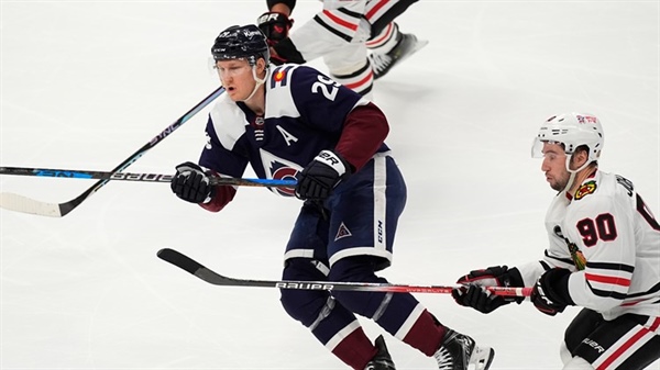 MacKinnon extends home point streak to 30 games with 2 goals and 2 assists, Avalanche beat Blackhawks 5-0