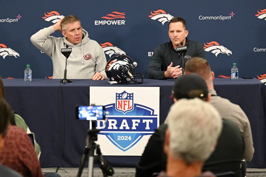 Broncos draft roundtable: Trade up, trade back or stay put at No. 12?