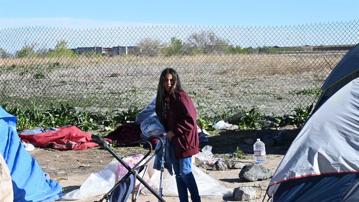 
      
        Hidden Migrant Encampment Splits Before City Sweep
      
    