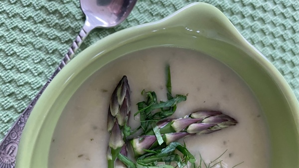 Recipe: This asparagus soup, made with fennel and basil, is irresistible