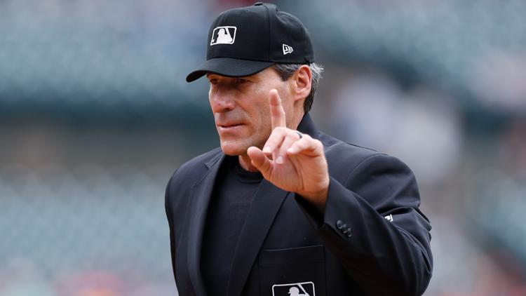 Longtime umpire Ángel Hernández retires