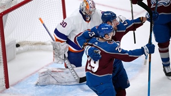 MacKinnon scores in OT as Avs rally to beat Islanders 5-4