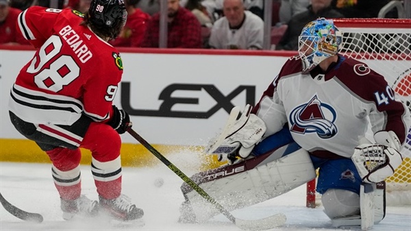 Tyler Johnson scores in 3rd period as Blackhawks beat Avalanche 3-2