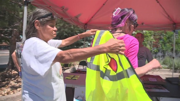 Organization hands out protective vests to those dealing with homelessness
