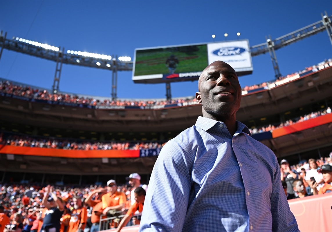 Terrell Davis says he was handcuffed, removed from United Airlines flight after tapping flight attendant on arm