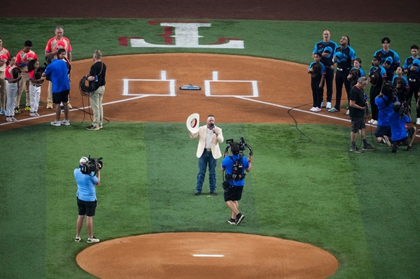 Cody Johnson sings anthem smoothly at All-Star Game a night after Ingris...