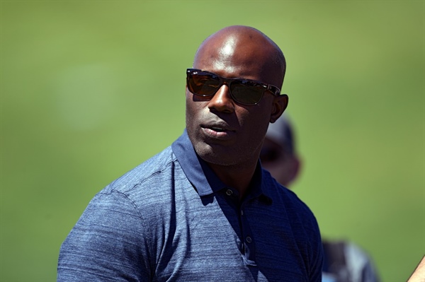 Terrell Davis banned from United Airlines after tapping flight attendant on...