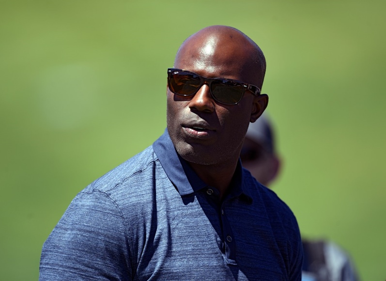 Terrell Davis banned from United Airlines after tapping flight attendant on shoulder