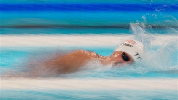 Olympic fans in awe of Katie Ledecky's massive lead in 1500m