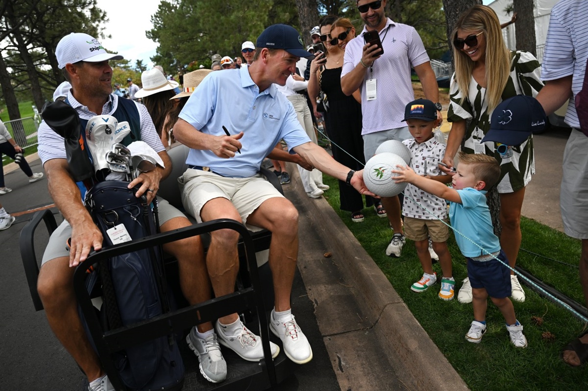 Keeler: “One of us! One of us!” How Broncos icon Peyton Manning won Gardner Heidrick Pro-Am with one awful tee shot