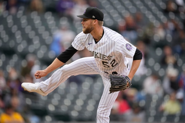 Rockies’ Daniel Bard injures knee, will miss spring training