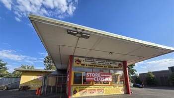 
      
        Steve's Snappin' Dogs Closing After Two Decades on Colfax
      
    