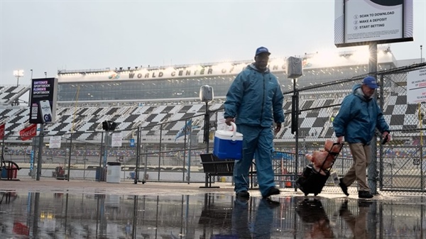 Rain pushes Daytona 500 to Monday in first outright postponement since 2012