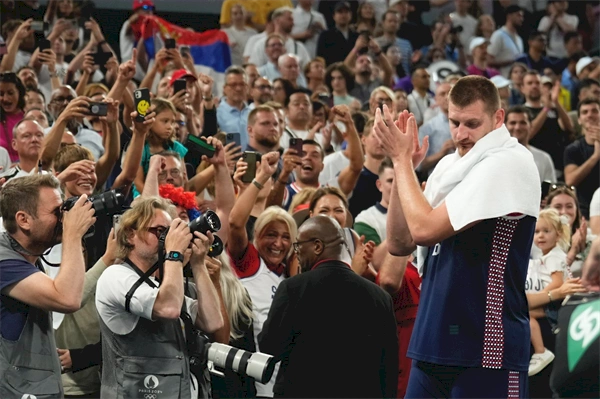 A Serbian reporter flew 5 hours to finally ask Nikola Jokic a question in...