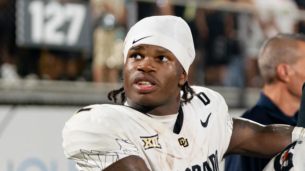 Travis Hunter leaves Colorado Buffaloes-Kansas State game with apparent shoulder injury