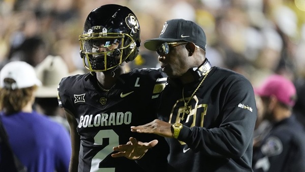 Travis Hunter leaves game with apparent shoulder injury, Buffs lose to K-State 31-28