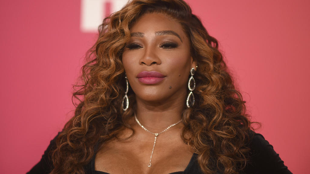 Serena Williams had benign cyst "the size of a small grapefruit" removed from her neck