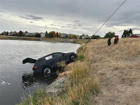 Stolen car recovered from Aurora pond, no victims found