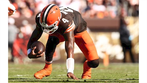 Cleveland Browns QB Deshaun Watson carted off field after suffering Achilles...