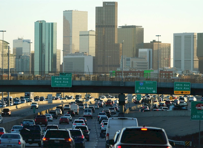 Southbound I-25 closed in Denver for police investigation