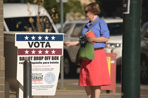 Colorado early voting numbers show Democrats with slight edge over GOP voters