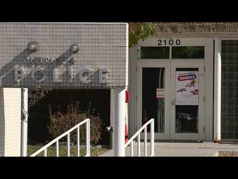 Man arrives at police station with amputated fingers