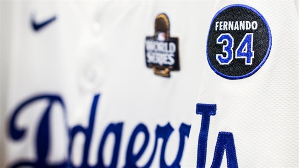 Los Angeles Dodgers usarán el parche con el número 34 de Fernando Valenzuela...