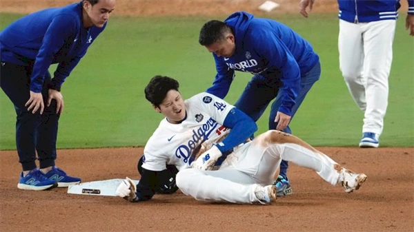 Shohei Ohtani partially dislocates left shoulder during World Series Game 2, status TBD