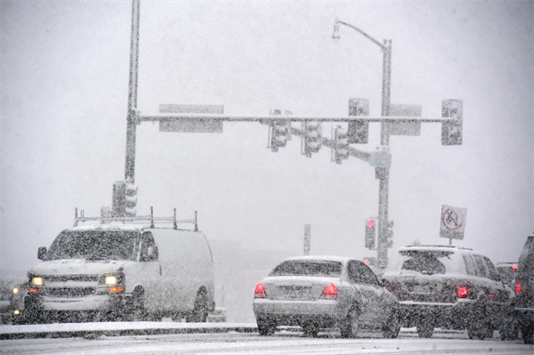 How to drive in snow and ice: A winter guide for newcomers, tourists and those who forgot