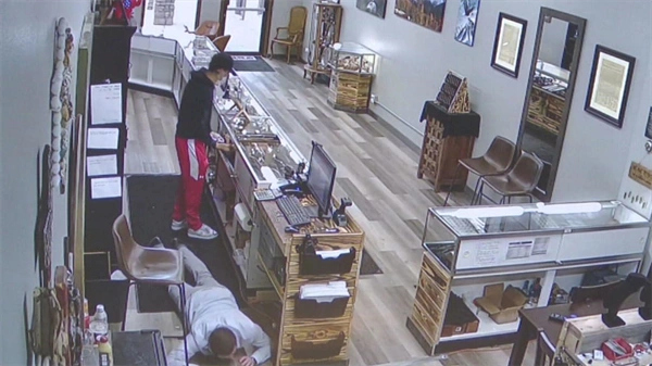 Robber steals more than $150,000 in jewelry, cash from Colorado jewelry...