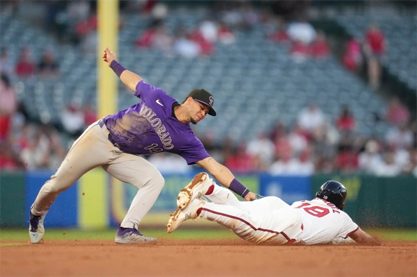 Rockies shortstop Ezequiel Tovar wins his first National League Rawlings Gold Glove Award