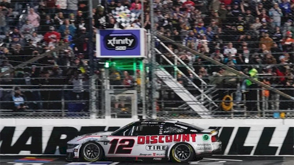 Controversial finish decides NASCAR Championship 4 drivers as Ryan Blaney wins