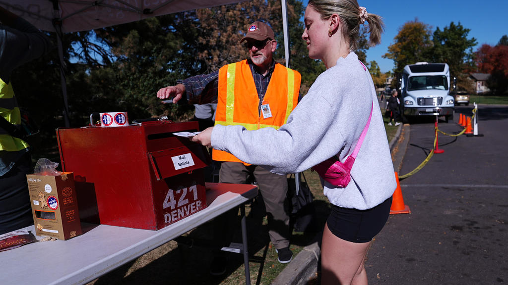 When do polls open and close in Colorado on Election Day?