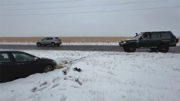 Drivers go through challenges in snowy early November Colorado weather