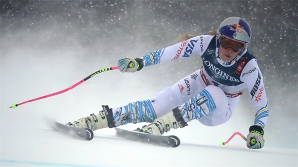 Lindsey Vonn returns to alpine skiing