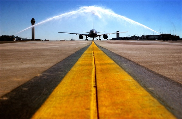 More than 300 flights delayed at DIA as high winds batter plains